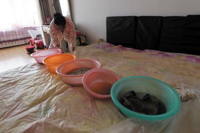 勃利楼上漏水，住户失联，小区没物管，业主维权难！律师来支招……